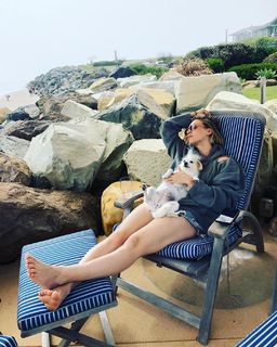 Kaley Cuoco feet photo thumbnail