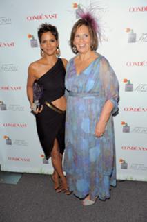 Halle Berry feet photo thumbnail