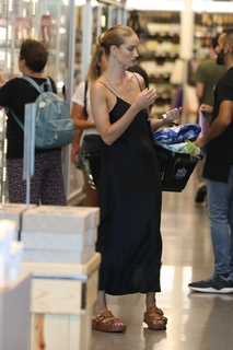 Rosie Huntington-Whiteley feet photo thumbnail