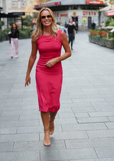 Amanda Holden feet photo thumbnail