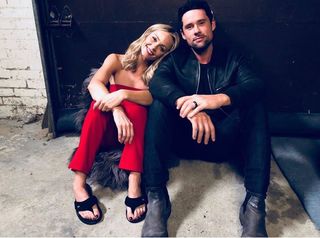 Laura Vandervoort feet photo thumbnail