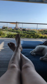 Kaley Cuoco feet photo thumbnail