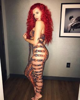 Justina Valentine feet photo thumbnail