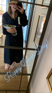 Elizabeth Olsen feet photo thumbnail