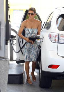 Halle Berry feet photo thumbnail