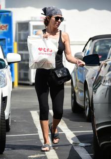 Lisa Rinna feet photo thumbnail