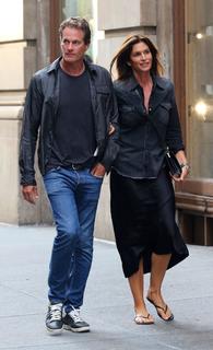 Cindy Crawford feet photo thumbnail