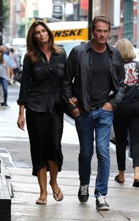 Cindy Crawford feet photo thumbnail