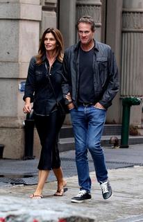 Cindy Crawford feet photo thumbnail