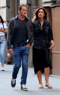 Cindy Crawford feet photo thumbnail