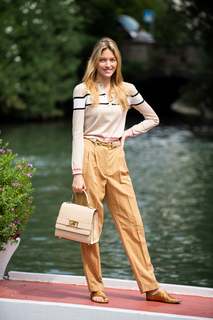 Martha Hunt feet photo thumbnail