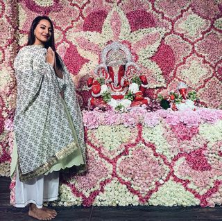 Sonakshi Sinha feet photo thumbnail
