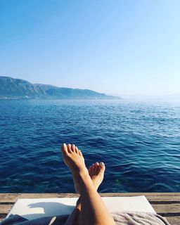 Amanda Holden feet photo thumbnail