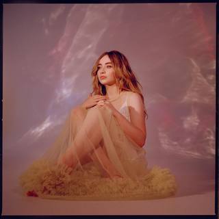 Sabrina Carpenter feet photo thumbnail