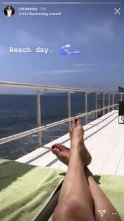 Cat Deeley feet photo thumbnail