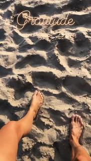 Brooke Burke feet photo thumbnail