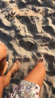 Brooke Burke feet photo thumbnail
