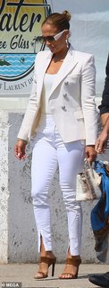Jennifer Lopez feet photo thumbnail