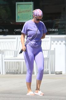 Katy Perry feet photo thumbnail