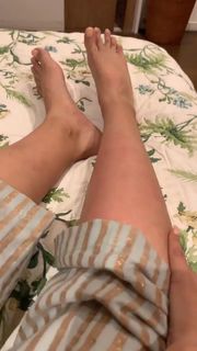 Sonam Kapoor feet photo thumbnail