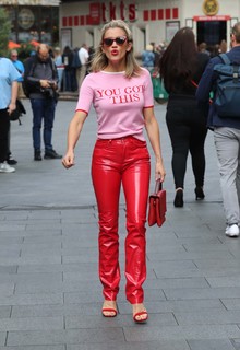 Ashley Roberts feet photo thumbnail