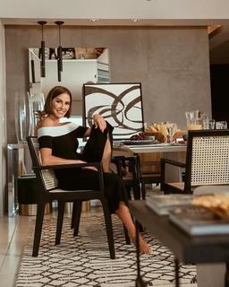 Deborah Secco feet photo thumbnail