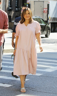 Mariska Hargitay feet photo thumbnail