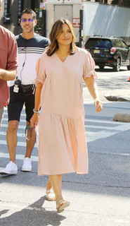 Mariska Hargitay feet photo thumbnail