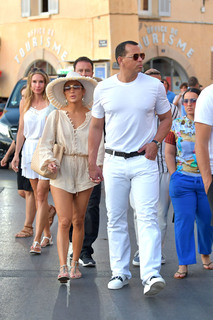 Jennifer Lopez feet photo thumbnail