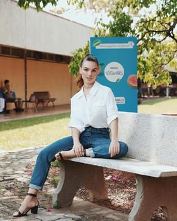 Isis Valverde feet photo thumbnail