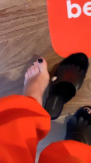 Kéfera Buchmann feet photo thumbnail