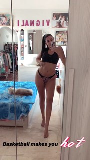 Valentina Vignali feet photo thumbnail