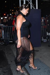 Ashley Graham feet photo thumbnail