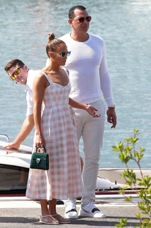 Jennifer Lopez feet photo thumbnail