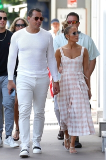 Jennifer Lopez feet photo thumbnail