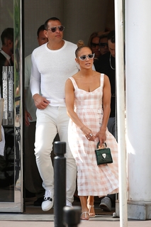 Jennifer Lopez feet photo thumbnail