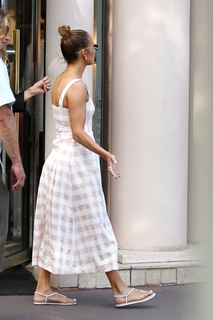 Jennifer Lopez feet photo thumbnail