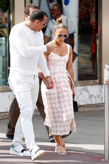 Jennifer Lopez feet photo thumbnail