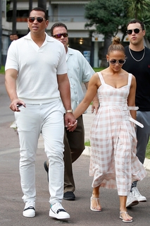Jennifer Lopez feet photo thumbnail