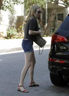Amanda Seyfried feet photo thumbnail