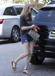 Amanda Seyfried feet photo thumbnail