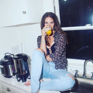 Lana Del Rey feet photo thumbnail