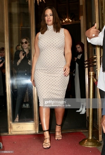 Ashley Graham feet photo thumbnail