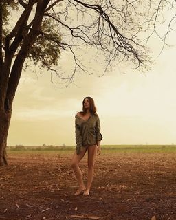 Isis Valverde feet photo thumbnail