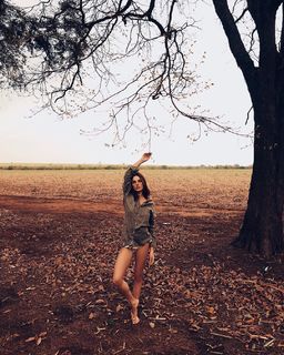 Isis Valverde feet photo thumbnail