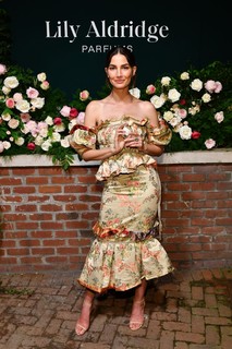 Lily Aldridge feet photo thumbnail