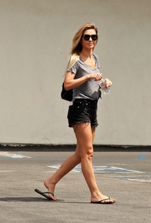 Audrina Patridge feet photo thumbnail