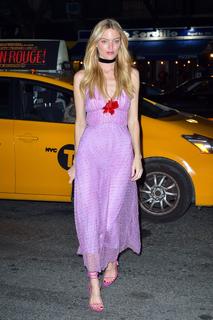 Martha Hunt feet photo thumbnail