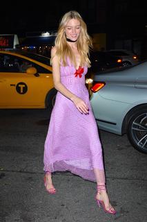Martha Hunt feet photo thumbnail
