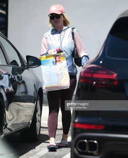 Katy Perry feet photo thumbnail